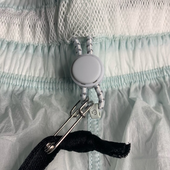 Lululemon Step Out High Rise Short NWT Ocean Air Size 4 - Picture 8 of 17